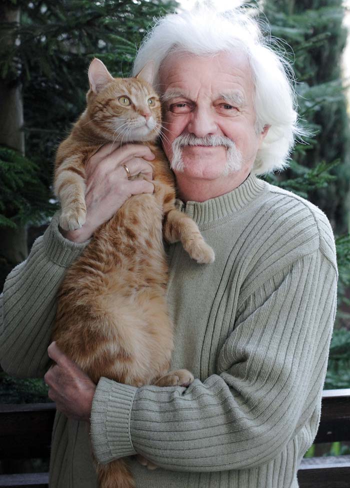  Henryk Jerzy Chmielewski ( Papcio Chmiel ) z kotem sąsiad, fot. Krzysztof Żuczkowski / Forum 